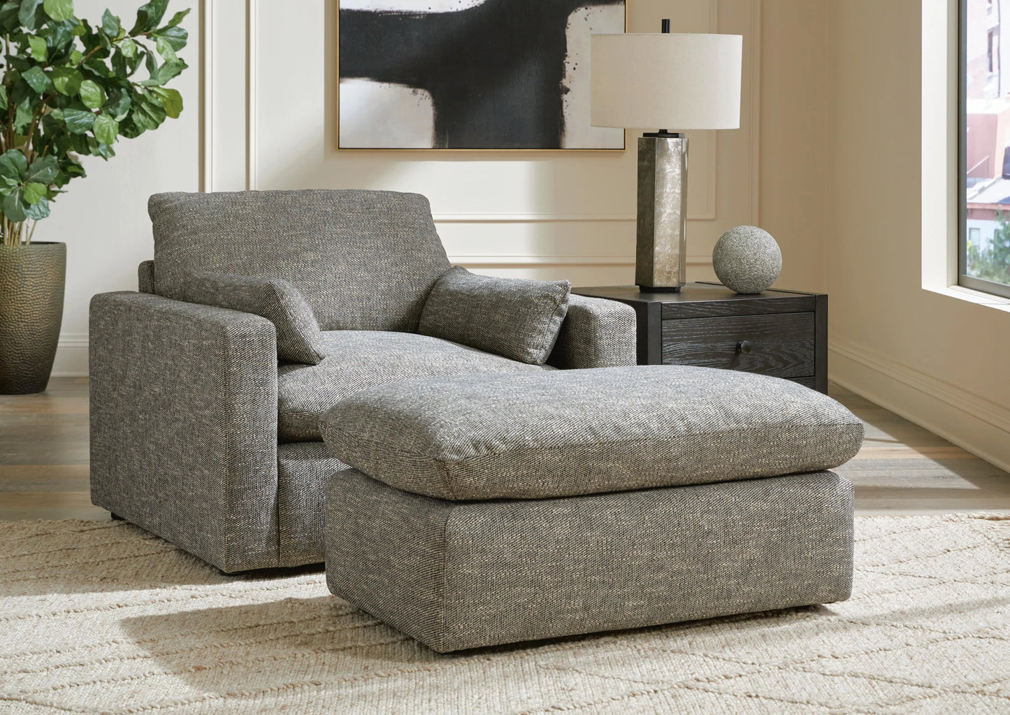 Sillón y otomana dramáticos de gran tamaño