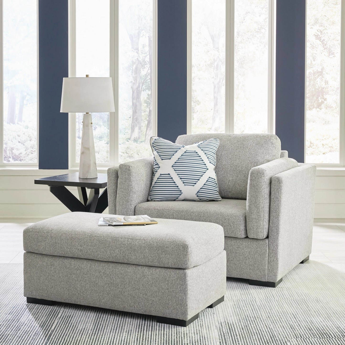 Sillón y otomana grandes Evansley