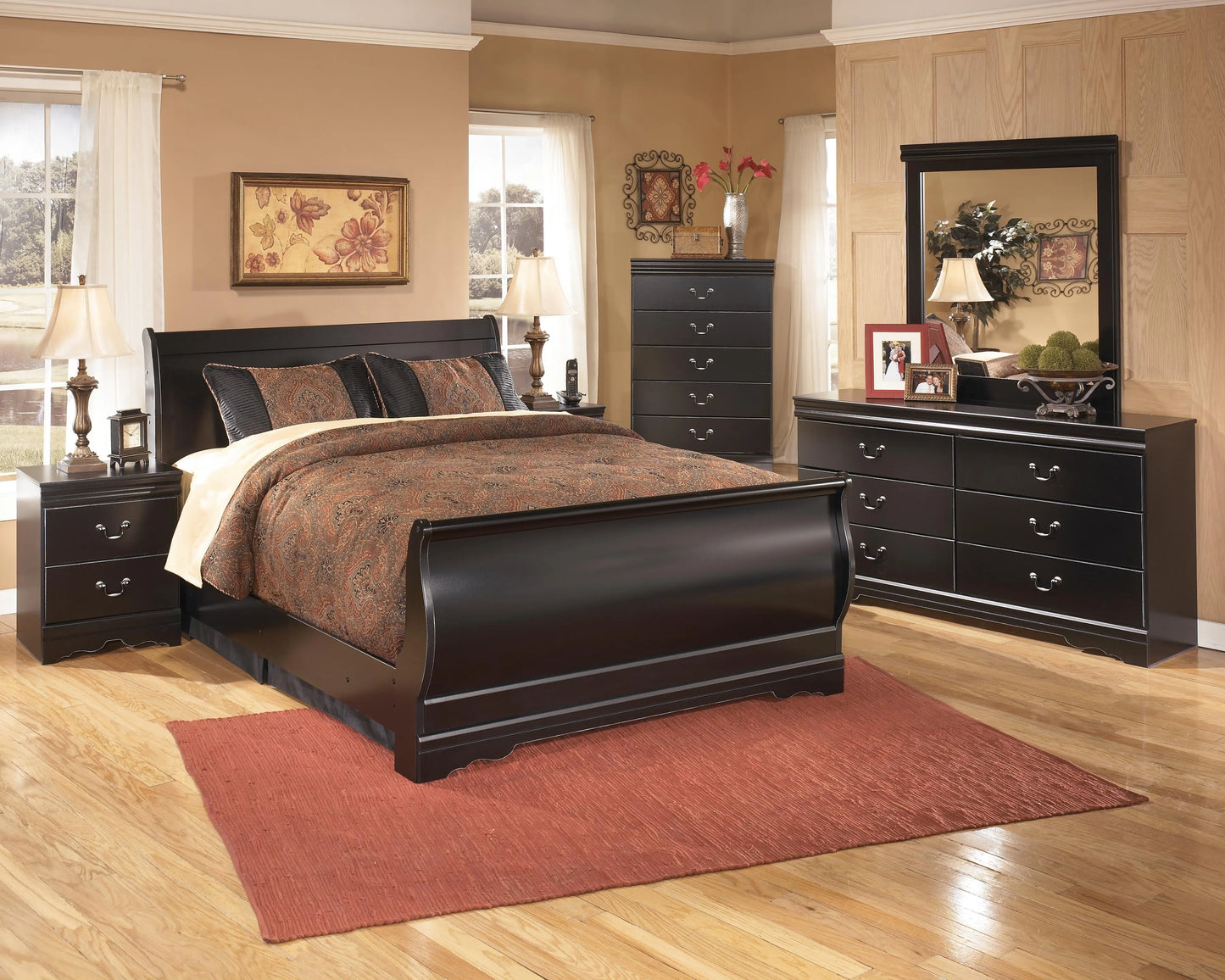 Cama trineo Queen, cómoda, espejo, chiffonier y 2 mesitas de noche Huey Vineyard