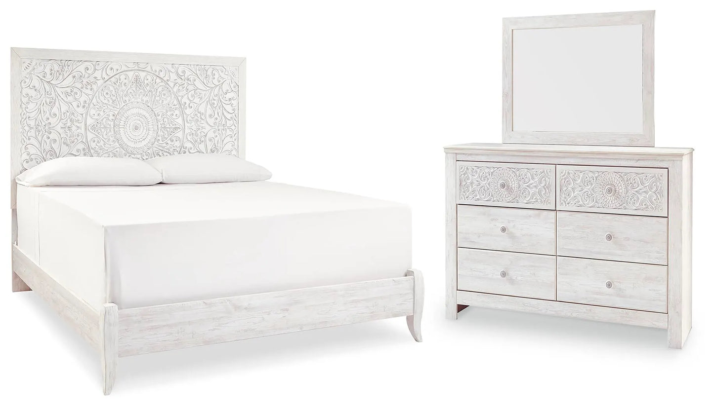 Cama Paxberry King con panel, cómoda y espejo