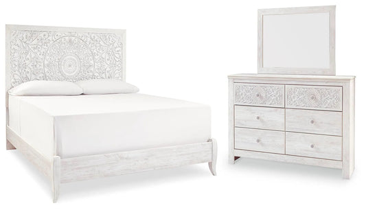 Cama Paxberry King con panel, cómoda y espejo