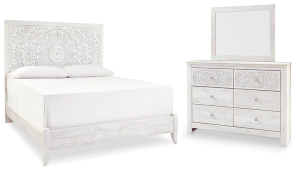 Cama Paxberry King con panel, cómoda y espejo