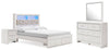 Cama Altyra Queen con panel de almacenamiento, cómoda, espejo y mesita de noche