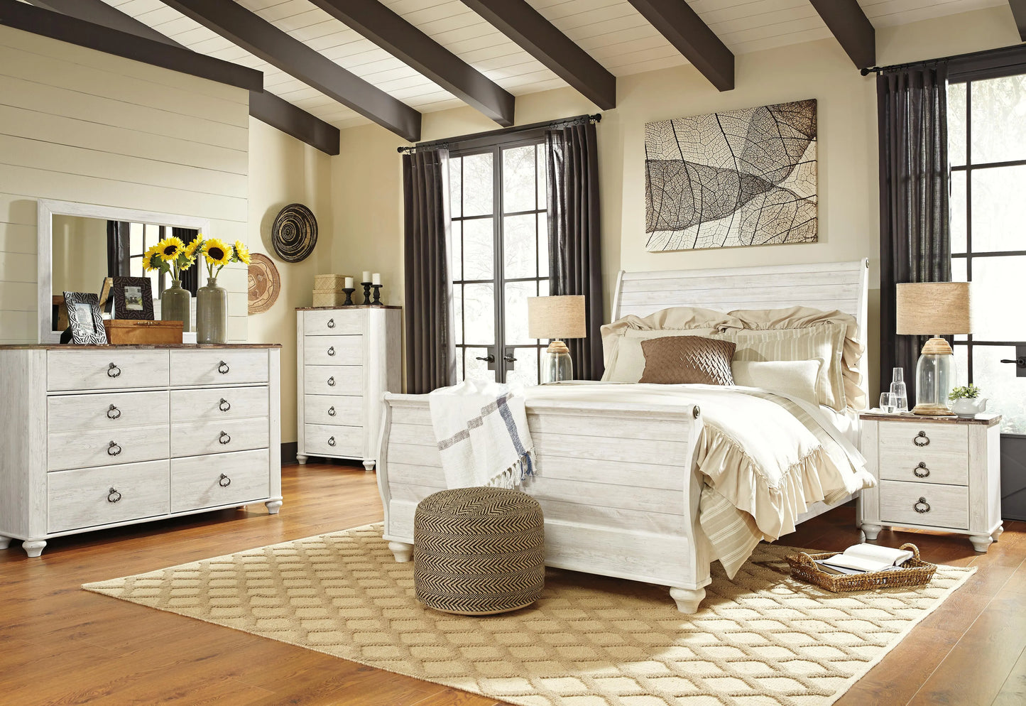 Cama trineo Willowton Queen, cómoda, espejo, chiffonier y mesita de noche
