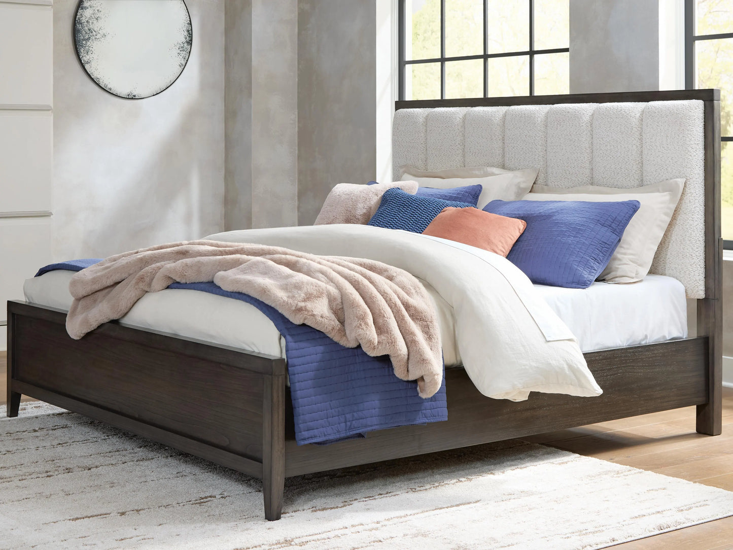 Cama tapizada king Westonfort con paneles