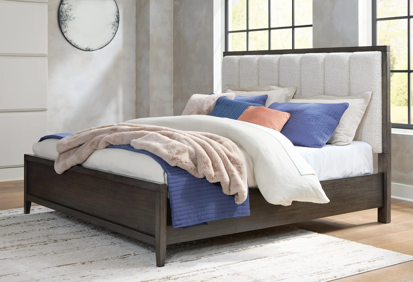 Cama tapizada tamaño Queen con panel Westonfort