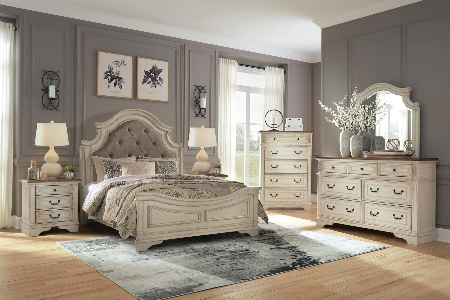 Cama tapizada con paneles Queen Realyn, cómoda, espejo, baúl y 2 mesitas de noche