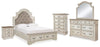 Cama con paneles tamaño queen Realyn, tocador, espejo, cómoda y mesita de noche