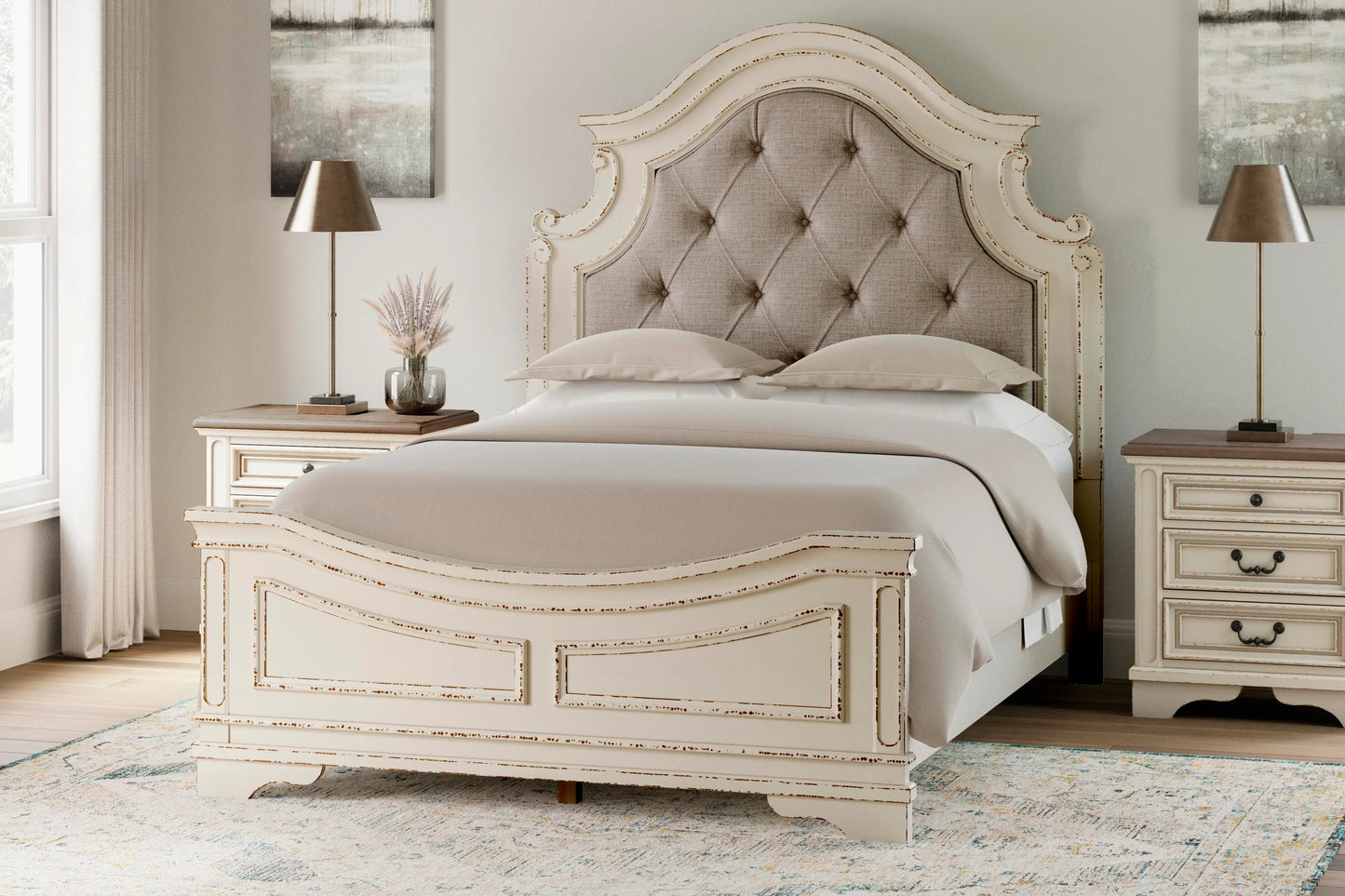 Cama tapizada con panel Realyn Queen y 2 mesitas de noche
