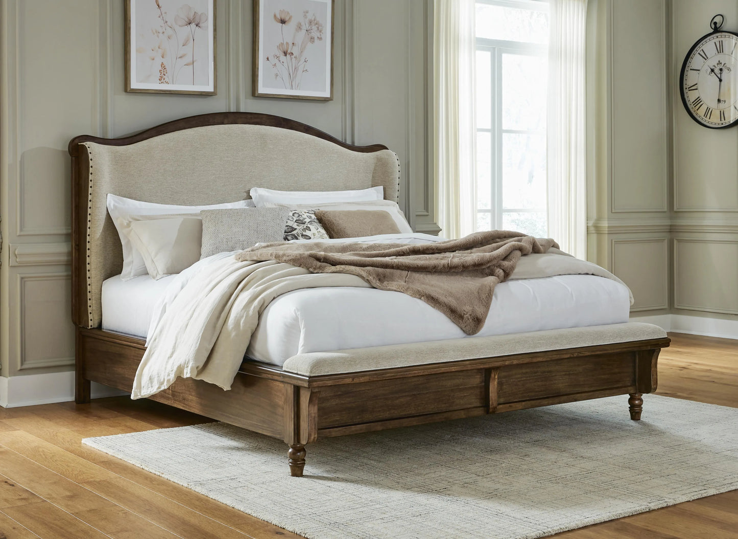 Cama tapizada con panel King Sturlayne