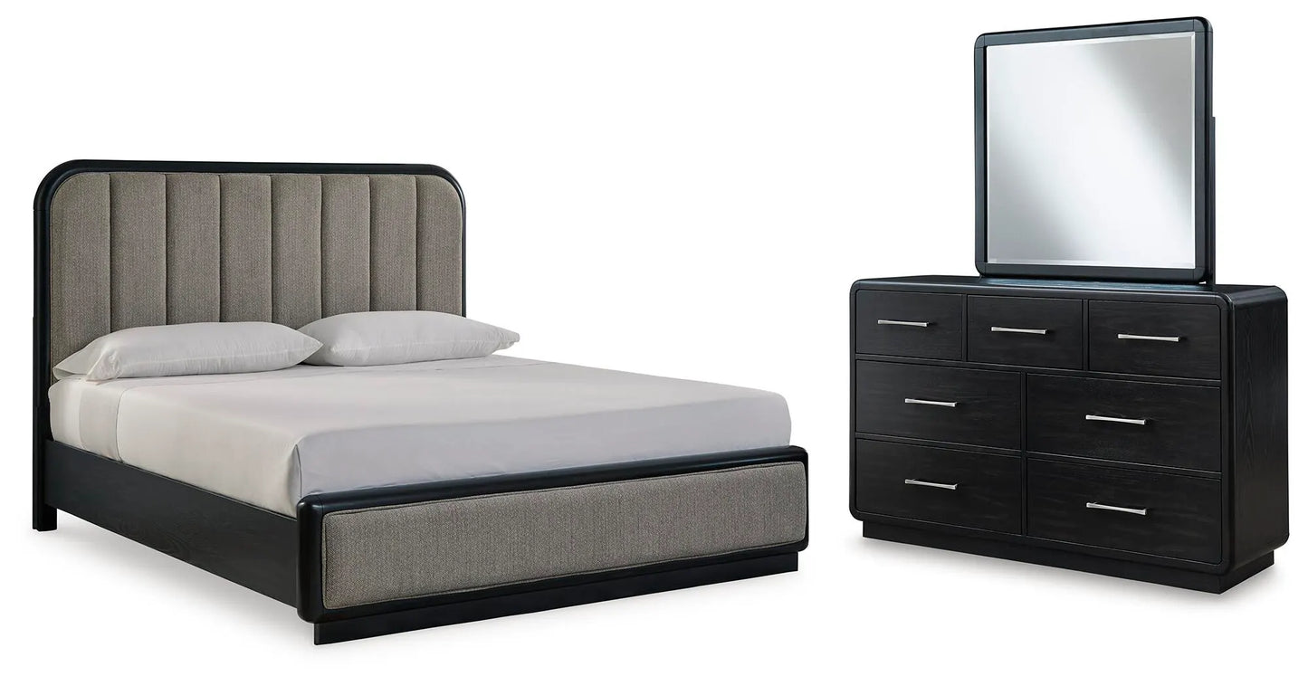 Cama tapizada con paneles Rowanbeck King, cómoda y espejo