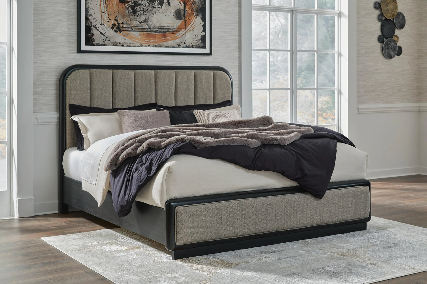 Cama Rowanbeck California King con panel tapizado