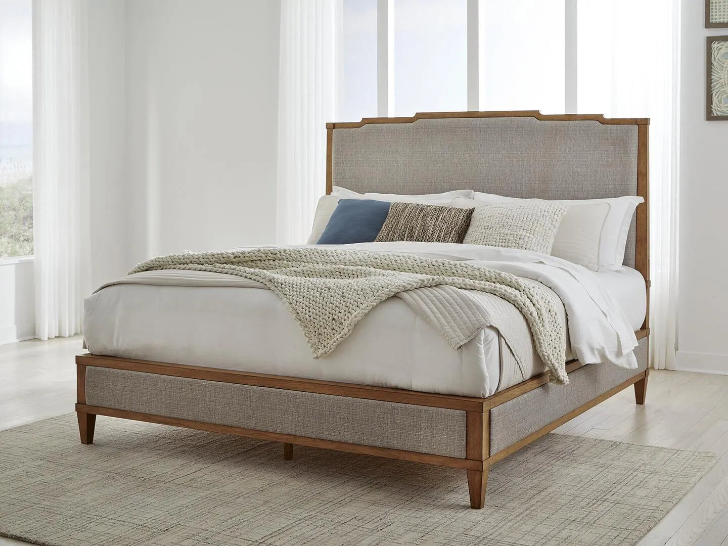 Cama tapizada Sharlance King con paneles