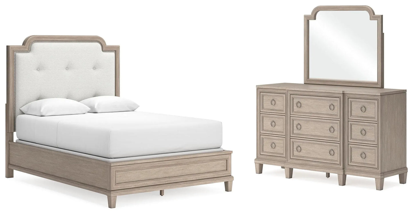 Cama, cómoda y espejo tapizados de panel de tamaño Queen Jorlaina