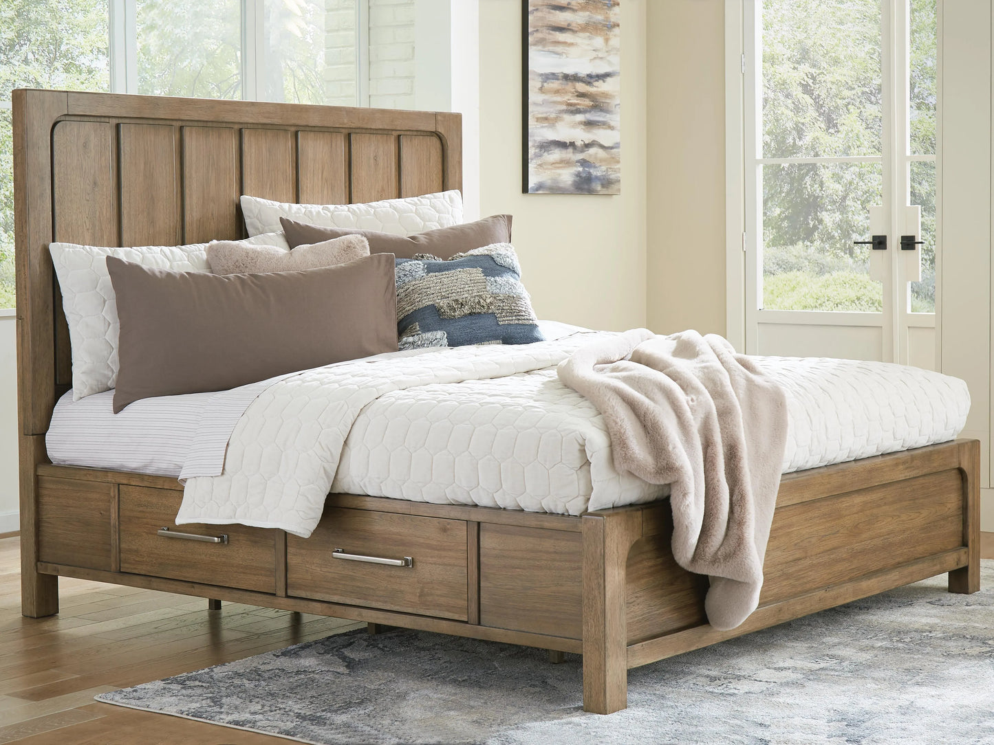 Cama Cabalynn King con panel y almacenamiento