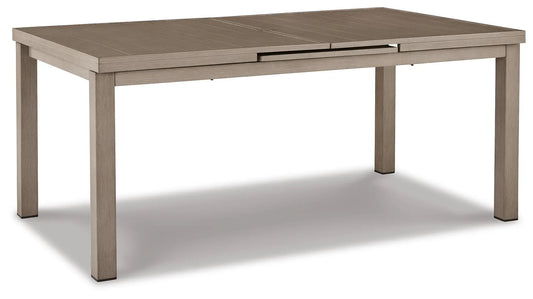 Mesa de comedor exterior frente a la playa