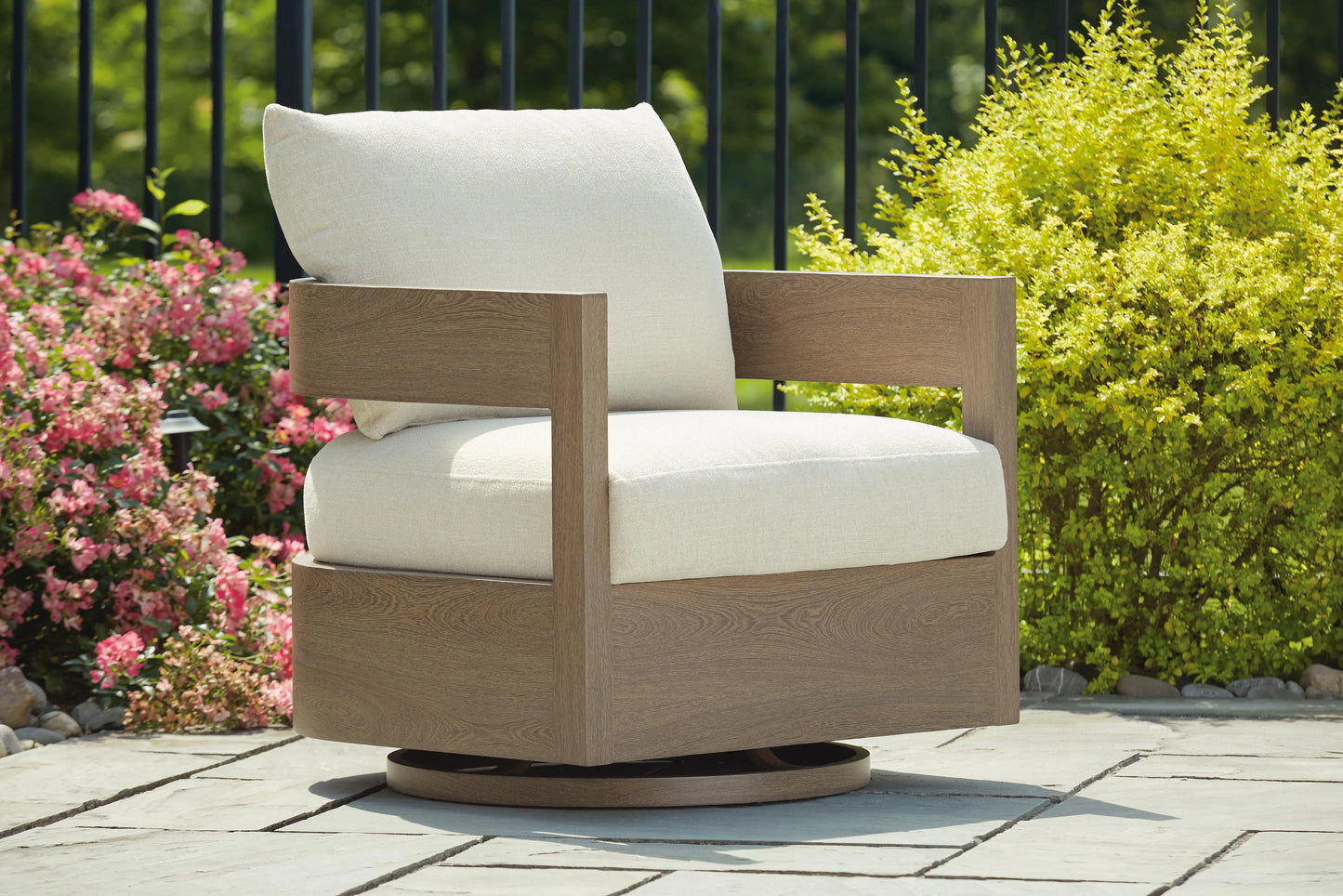 Sillón reclinable giratorio de exterior Serene Bay con cojín